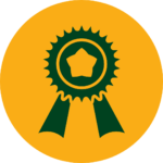 Rundes Icon für "Anerkennung & Wertschätzung" mit dunkelgrünem Element bestehend aus einer Tunierschleife mit einem Stern in der Mitte, auf einem orangenen Hintergrund.