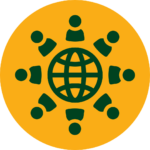 Rundes Icon für "Diversität & interkulturelle Zusammenarbeit" mit dunkelgrünem Element bestehend aus acht Personen kreisförmig angeordnet um einen Kreis, der die Welt symbolisieren soll, auf einem orangenen Hintergrund.