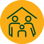 Rundes Icon für "Familiäres Betriebsklima" mit dunkelgrünem Element bestehend aus drei Personen, zwei Erwachsene und ein Kind, unter einem Dach, auf einem orangenen Hintergrund.