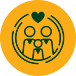 Rundes Icon für "Familienfreundliche Arbeitsbedingungen" mit dunkelgrünem Element bestehend aus einer Familie aus zwei Erwachsenen und einem Kind in einem Kreis mit einem Herz darüber, auf einem orangenen Hintergrund.