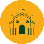 Rundes Icon für "Kindergarten auf dem Klinikgelände" mit dunkelgrünem Element bestehend aus einem gezeichneten Häuschen mit einem Zaun davor und einer Flagge auf dem Dach, auf einem orangenen Hintergrund.