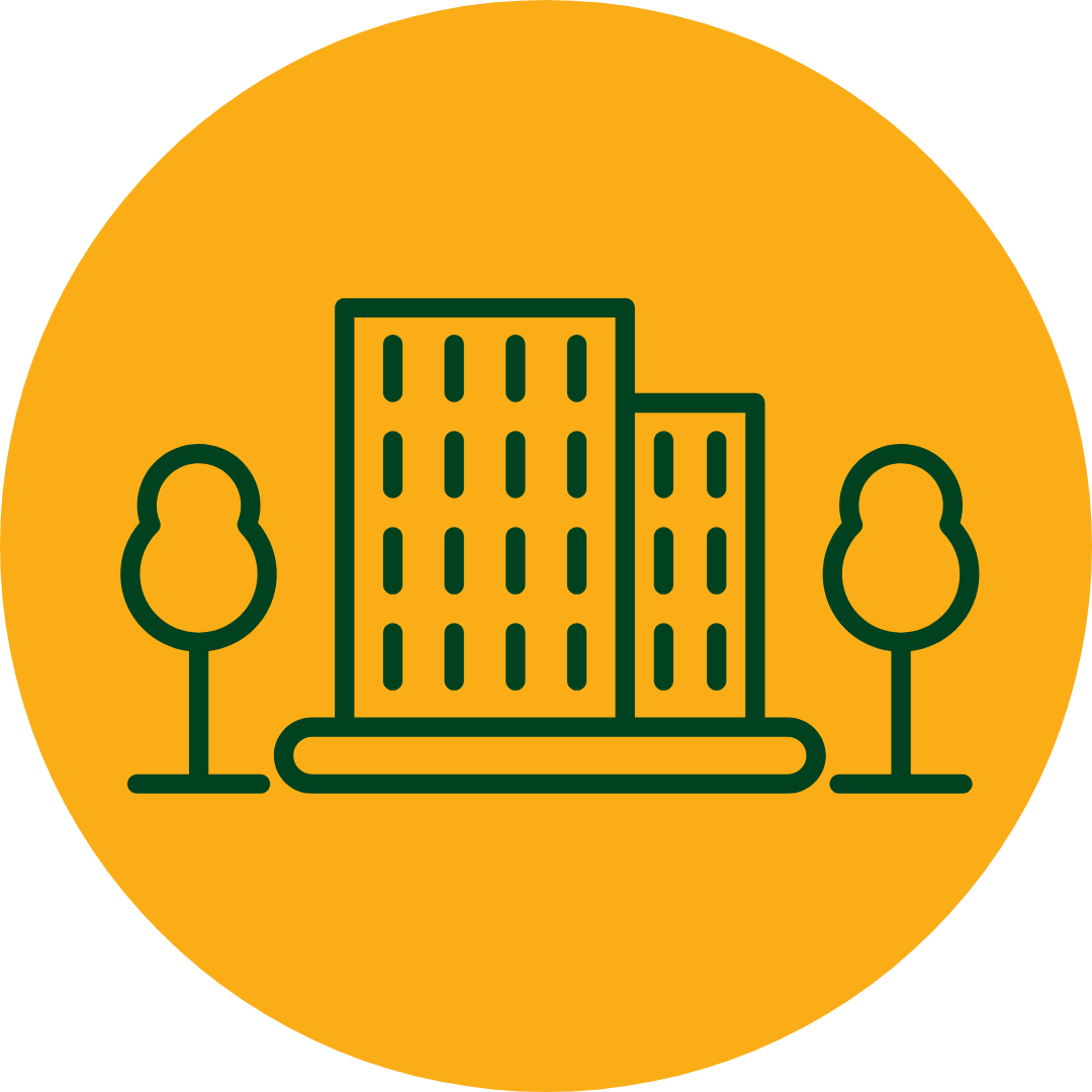 Rundes Icon für "Klinikeigene Betriebswohnungen" mit dunkelgrünem Element bestehend aus einem Wohngebäude mit zwei Bäumen rechts und links daneben, auf einem orangenen Hintergrund.