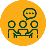 Rundes Icon für "Mentale Gesundheit" mit dunkelgrünem Element bestehend aus drei Personen, die an einem Tisch sitzen mit einer Sprechblase darüber, auf einem orangenen Hintergrund.