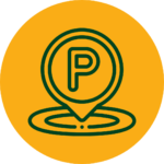 Rundes Icon für "Parkplatz" mit dunkelgrünem Element bestehend aus einem "P" in einem Kreis und darunter ein weiterer Kreis, auf einem orangenen Hintergrund.