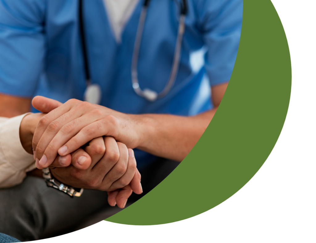 Bild einer Pflegekraft, die die Hand eines Patienten hält. In einem Rahmen, der von der Form ein Viertel eines Kreises darstellt. Im Hintergrund des Bildes sieht man ein kreisförmiges grünes Designelement, dass hinter dem Bild liegt.