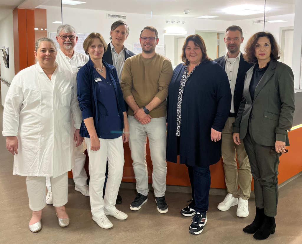 Foto der Klinikleitung im Herbst 2024; auf dem Foto von links nach rechts: Frau Dr. Rupp (Chefärztin Akutgeriatrie und Palliativmedizin), Herr Dr. Becher (Chefarzt Geriatrische Rehabilitation), Frau Sievers (Therapieleitung), Herr Dr. von Stechow (Geschäftsführer), Herr Dittrich (Pflegedienstleiter), Frau Kohlschütter (Personalleiterin), Herr Daßler (Leiter Klinikcontrolling), Frau Prof. Frosch (Referentin Pflegedienstleitung)